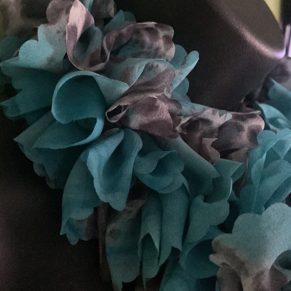 Ruffled scarf - Picture 3 of 6